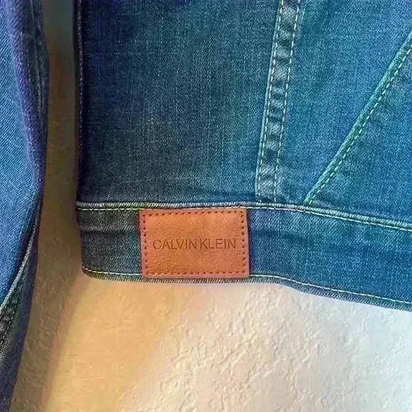 Calvin Klein Cropped Denim Jacket Women's size Medium - Picture 5 of 5